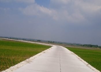 Jalan di Desa Lebaksari, Kecamatan Baureno, Kabupaten Bojonegoro, yang kini sudah nglenyer.