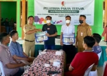 Pelatihan keterampilan kerja gelombang ketiga yang dilaksanakan Dinas Perindustrian dan Tenaga Kerja (Perinaker) Bojonegoro di balai Desa Bareng, Kecamatan Sekar.