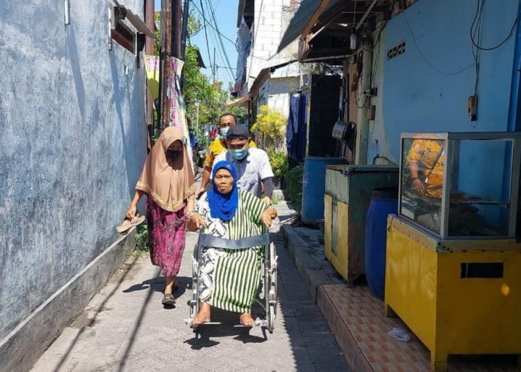 Tim dari Pemkot Surabaya menjemput nenek Kartiyem untuk dibawa ke UPTD Griya Werdha, Jambangan.