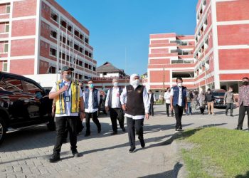 Gubernur Jatim Khofifah Indar Parawansa saat meninjau Asrama Mahasiswa Nusantara (AMN) di Jalan Jemur Andayani No. 1 Surabaya.