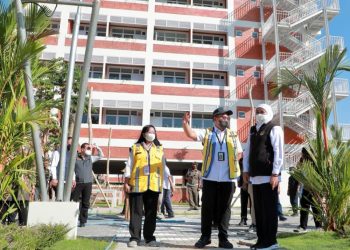 Gubernur Jawa Timur Khofifah Indar Parawansa saat mengunjungi Asrama Mahasiswa Nusantara (AMN) yang terletak di Jalan Jemur Andayani No. 1 Surabaya.