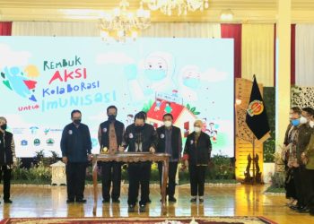 Penandatanganan komitmen bersama menyukseskan BIAN di forum Rembuk Aksi Kolaborasi untuk Imunisasi di Bangsal Kepatihan Danurejan, Yogyakarta.