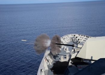 KRI I Gusti Ngurah Rai-332 menembakkan meriam dalam Satgas Latma Rim of The Pacific (Rimpac) 2022 di Laut Pasifik.
