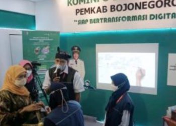 Gubernur Jatim Khofifah Indar Parawansa mendatangi stand Dinas Komunikasi dan Informatika Kabupaten Bojonegoro yang mengikuti Jatim Kominfo Festival (JKF) 2022 di Balai Kota Among Tani, Kota Batu.