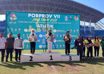 Penyerahan medali pada cabang olahraga atletik di Porprov Jatim.