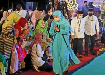 Gubernur Jatim Khofifah Indar Parawansa saat menghadiri Kick Off 1 Abad NU di Tugu Pahlawan Surabaya.