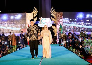 Wali Kota Surabaya Eri Cahyadi bersama istri Rini Indriyani tampil dalam peragaan busana sebagai peringatan Kick Off 1 Abad Nahdlatul Ulama (NU) yang digelar oleh Pengurus Wilayah Nahdlatul Ulama (PWNU) Jawa Timur, di Monumen Tugu Pahlawan.