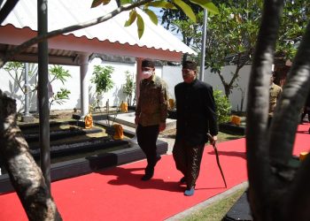 Wali Kota Surabaya Eri Cahyadi bersama perwakilan keluarga di komplek pemakaman Ki Ageng Pengging mulai dari tanah dan bangunannya yang ada di Jalan Ngagel No. 87 Surabaya.