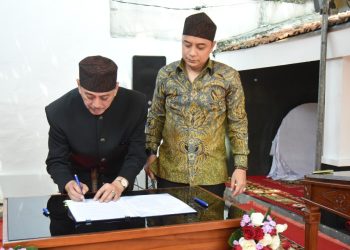 Penandatanganan hibah komplek pemakaman Ki Ageng Pengging mulai dari tanah dan bangunannya yang ada di Jalan Ngagel No. 87 Surabaya.