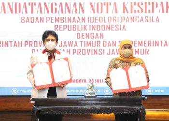 Gubernur Jatim Khofifah Indar Parawansa dan Ketua BPIP RI Yudian menunjukkan nota kesepakatan tentang penegakan ideologi Pancasila.
