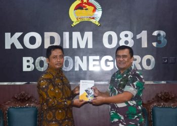 Dandim 0813 Bojonegoro Letkol Arm Arif Yudo Purwanto dan Ketua Bawaslu Bojonegoro, Moch. Zaenuri.