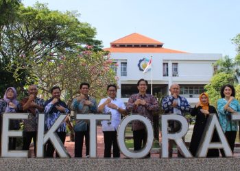 Foto bersama di sela diskusi mendukung pembangunan tata ruang serta pengembangan Sustainable Development Goals (SDGs) desa di seluruh Indonesia di ITS.