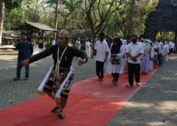 Salah satu prosesi ruwatan massal yang diaksanakan di wisata Kayangan Api, Kecamatan Ngasem.