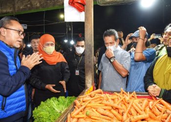 Gubernur Jawa Timur Khofifah Indar Parawansa mendampingi Menteri Perdagangan RI Zulkifli Hasan melakukan sidak ke Pasar Keputran Utara.