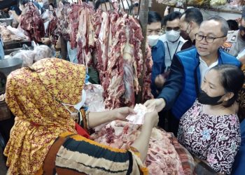 Menteri Perdagangan (Mendag) RI, Zulkifli Hasan saat melakukan sidak ke Pasar Wonokromo.