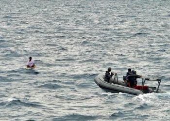 Proses evakuasi terhadap nelayan yang kapalnya tenggelam di perairan Timur Laut Pangkal Balam Pulau Bangka.