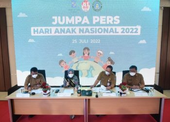 Bunda PAUD Kota Surabaya Rini Indriyani bersama pejabat dari Pemkot Surabaya dalam jumpa pers tentang peringatan Hari Anak Nasional.