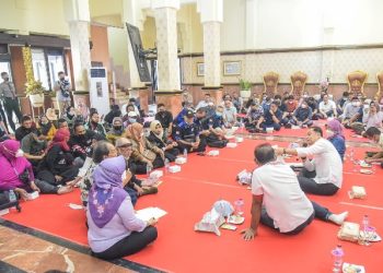 Wali Kota Surabaya Eri Cahyadi menemui warga Surabaya yang memiliki keluhan tentang mengeluhkan tentang pelayanan di Pemkot Surabaya.