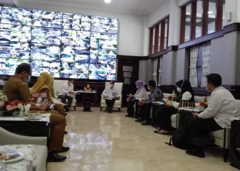 Wali Kota Surabaya Eri Cahyadi saat menerima audiensi Direktur Guru Pendidikan Dasar, Direktorat Jenderal Guru dan Tenaga Kependidikan Kemendikbudristek Rachmadi Widdiharto.