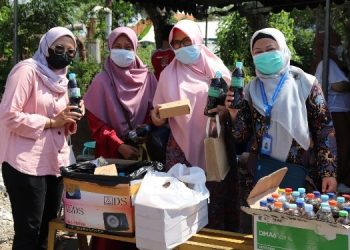 Para peserta tampak antusias memamerkan cairan Eco Enzyme buatannya.