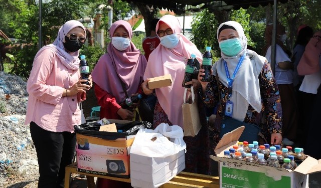 Para peserta tampak antusias memamerkan cairan Eco Enzyme buatannya.