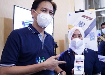 Rektor ITS Prof Dr Ir Mochamad Ashari MEng IPU AEng (kiri) dan Sekretaris ITS Dr Umi Laili Yuhana SKom MSc sedang menunjukkan aplikasi ujian cerdas i-Assessment.