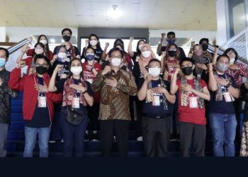 Rektor ITS Prof Dr Ir Mochamad Ashari (tengah berbatik coklat) bersama para peserta CommTECH Camp Highlight 2022 di Gedung Rektorat ITS.