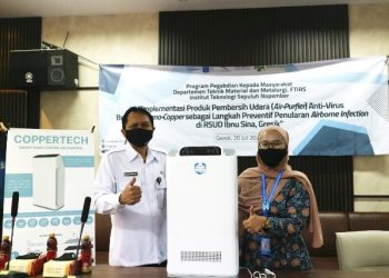 Serah terima air purifier Coppertech oleh Azzah Dyah Pramata ST MT MEng PhD (kanan) kepada Direktur Utama RSUD Ibnu Sina Gresik dr Soni.