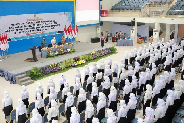 Suasana penutupan Pelatihan Dasar (Latsar) CPNS golongan III angkatan 30, 31, dan 32 di kampus Sekolah Tinggi Ilmu Ekonomi Indonesia (Stiesia), Surabaya.