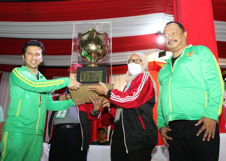 Wakil Gubernur Jatim Emil Elestianto Dardak menyerahkan piala dalam penutupan Porprov ke VII Jatim tahun 2022 yang berlangsung di Stadion Semeru Lumajang.