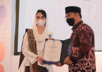 Ketua BKKBN RI Hasto Wardoyo menyerahkan penghargaan Manggala Karya Kencana kepada Ketua TP PKK Jatim Arumi Bachsin di Hotel Santika Dyandra Convention Center Medan.