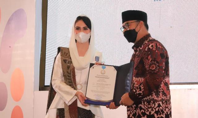 Ketua BKKBN RI Hasto Wardoyo menyerahkan penghargaan Manggala Karya Kencana kepada Ketua TP PKK Jatim Arumi Bachsin di Hotel Santika Dyandra Convention Center Medan.