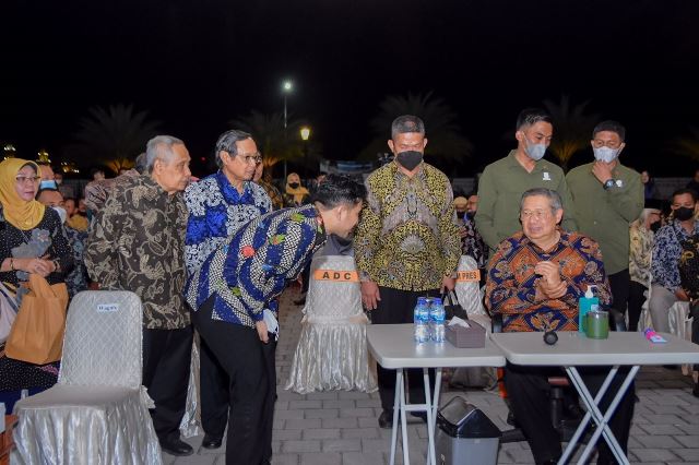 Plt Gubernur Jawa Timur Emil Elestianto Dardak bertemu dengan Presiden Indonesia ke-6 Susilo Bambang Yudhoyono saat menghadiri forum silahturahmi dan temu keluarga alumni SMA 271.