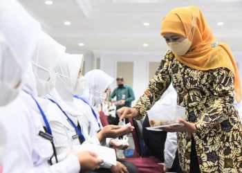 Gubernur Jatim Khofifah Indar Parawansa membagikan kurma kepada peserta Latsar CPNS Golongan II angkatan XX, XXI, XXII, XXIII Tahun 2022.