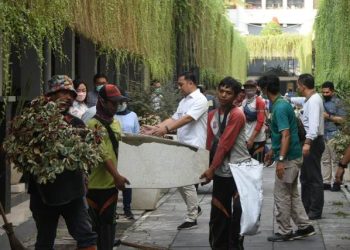 Wali Kota Surabaya Eri Cahyadi mengomando tim Dinas Lingkungan Hidup (DLH) untuk merapikan tanaman dan menata ulang kawasan di sekitar lorong Balai Kota Surabaya.
