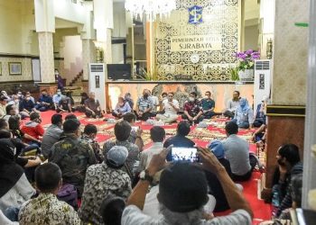 Suasana ‘Sambat Nang Cak Eri’ yang digelar di Balai Kota Surabaya.