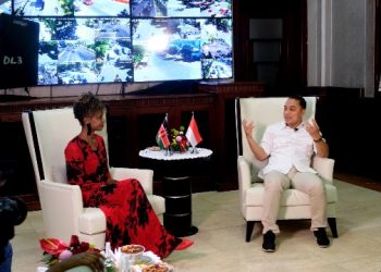 Wali Kota Surabaya Eri Cahyadi berbincang dengan Catherine Mwangi, presenter dari KTN TV Kenya.