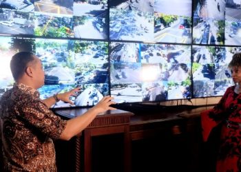 Wali Kota Surabaya Eri Cahyadi saat diwawancarai Catherine Mwangi, presenter dari KTN TV Kenya.