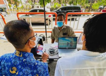Dinas Perumahan Rakyat dan Kawasan Permukiman serta Pertanahan (DPRKPP) Surabaya mendekatkan layanan kepada warga dengan mobil keliling pelayanan perizinan bangunan di Taman Bungkul.