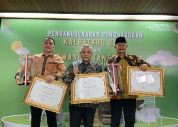 Wali Kota Surabaya Eri Cahyadi menerima penghargaan Nirwasita Tantra tahun 2021 digelar di Auditorium Dr. Ir. Soejarwo, gedung Manggala Wana Bakti Jakarta dari Kementerian Lingkungan Hidup dan Kehutanan.