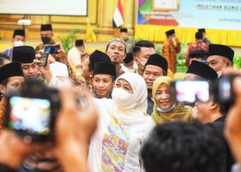 Gubernur Jawa Timur Khofifah Indar Parawansa dalam pelatihan manajemen bisnis dan keuangan syariah kepada para remaja masjid di Hotel Utami Sidoarjo.