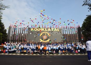 Foto bersama di sela olahraga bersama jelang sertijab Danpusdikkes Kodiklatal Kolonel Laut (K) dr Ketut Triswanto.