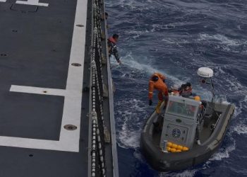 Latihan penyelamatan orang yang jatuh di laut yang disimulasikan dengan manekin atau mock up personel.