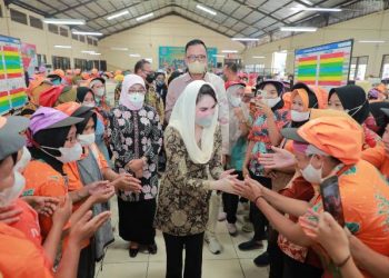 Arumi Bachsin dalam peninjauan di PT Barokah Mitra Karya Unggul Mitra Produksi Sigaret (BMKU MPS) di Beji, Pasuruan.