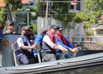 Wakil Gubernur Jawa Timur Emil Elestianto Dardak menaiki perahu dan menyusuri Kalimas dengan rute Dermaga Laksamana di Jalan Yos Sudarso hingga daerah Perak.