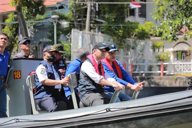 Wakil Gubernur Jawa Timur Emil Elestianto Dardak menaiki perahu dan menyusuri Kalimas dengan rute Dermaga Laksamana di Jalan Yos Sudarso hingga daerah Perak.