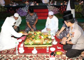 Gubernur Jatim Khofifah Indar Parawansa bersama Forkopimda Jatim dalam doa dan dzikir kebangsaan yang digelar di gedung Negara Grahadi.