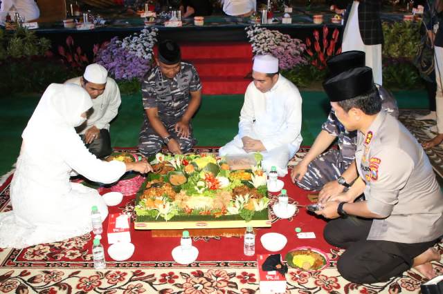 Gubernur Jatim Khofifah Indar Parawansa bersama Forkopimda Jatim dalam doa dan dzikir kebangsaan yang digelar di gedung Negara Grahadi.