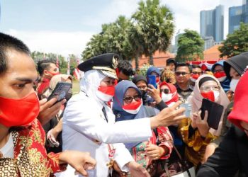 Warga ingin berfoto bersama dengan Gubernur Jawa Timur Khofifah Indar Parawansa usai upacara kenegaraan memperingati HUT ke 77 Kemerdekaan RI di Gedung Negara Grahadi Surabaya.