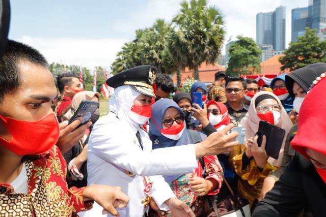 Warga ingin berfoto bersama dengan Gubernur Jawa Timur Khofifah Indar Parawansa usai upacara kenegaraan memperingati HUT ke 77 Kemerdekaan RI di Gedung Negara Grahadi Surabaya.